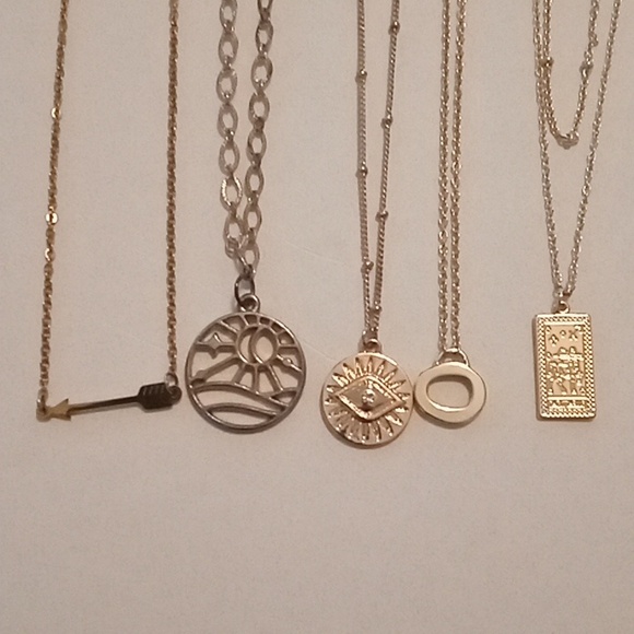 unknown Jewelry - #1056.  5 Piece Assorted Gold Toned Pendant Necklace Bundle